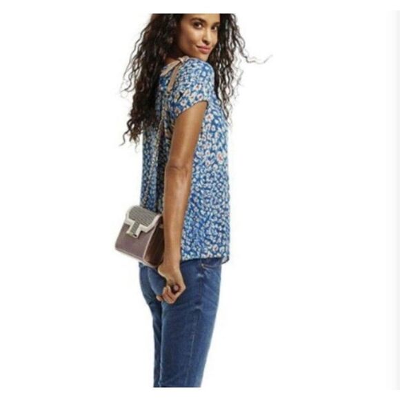 Womens CAbi Blue Floral Short Sleeve Crossover Button Back Top Style 299 Sz XS - Picture 1 of 3